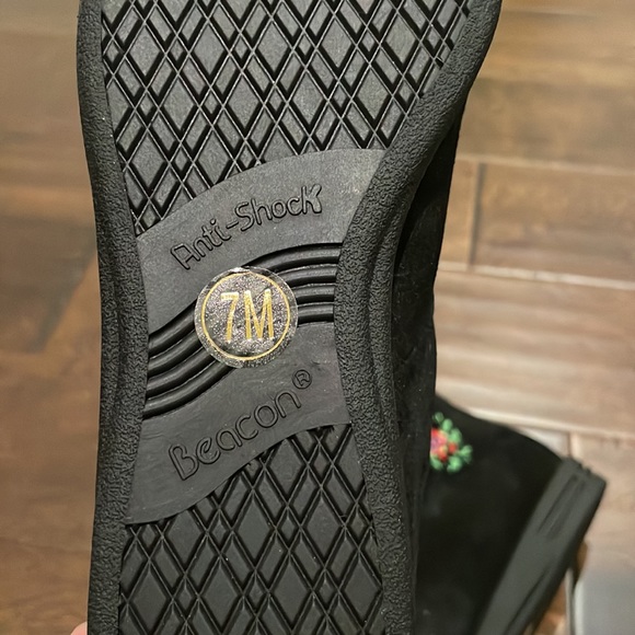 NWOT Beacon Suede Booties - Picture 6 of 7